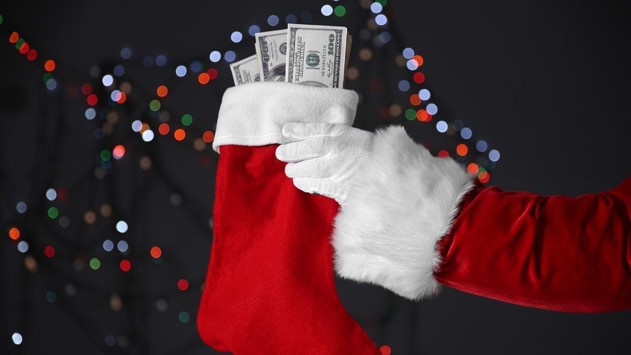 Is Money an Appropriate Gift for Christmas? — A Question Everybody’s Asking